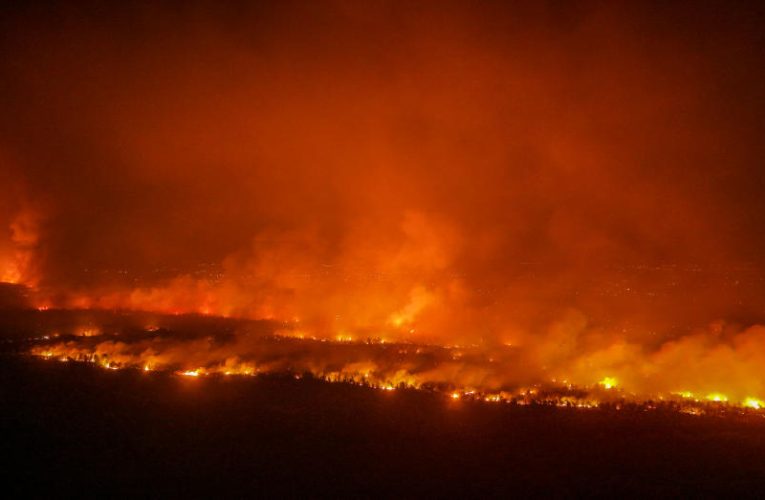 Antalya’da orman yangınıyla mücadele. Evler boşaltıldı