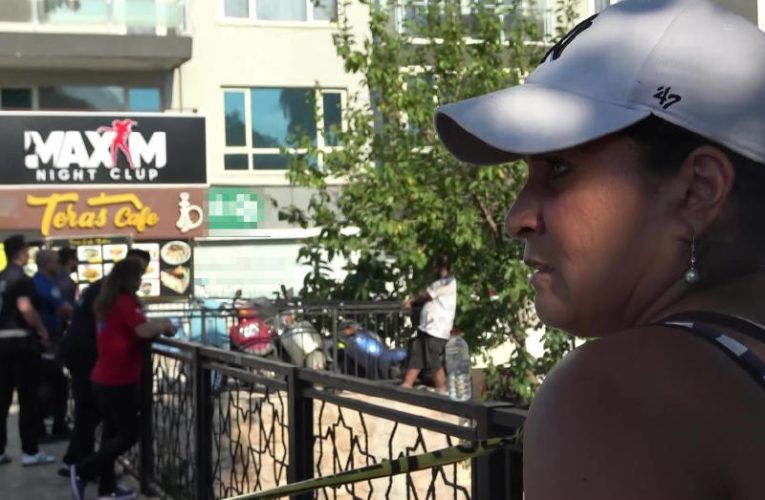 Korkuluklara tırmanan adam 3 saatte ikna edildi. Fransız kadın başından hiç ayrılmadı
