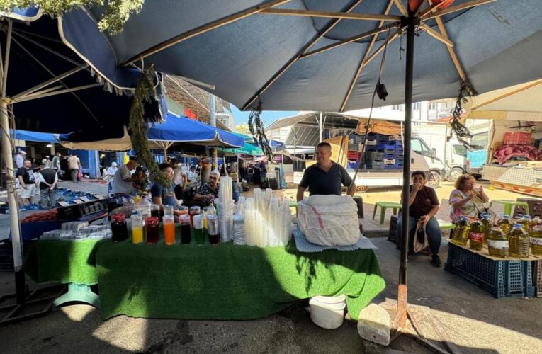 Dağdan kesip getiriyor, pazarlarda şerbet yapıp haftada 2 ton satıyor
