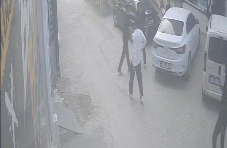 Genç kadını erkek arkadaşından kurtarmak isterken bıçaklandı