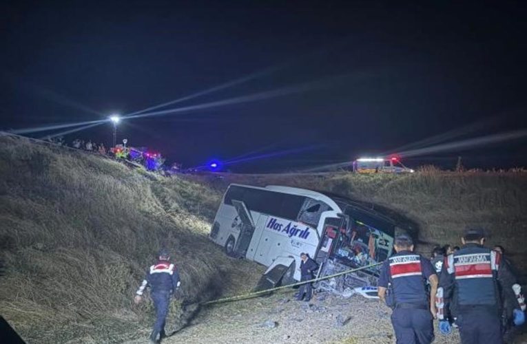 Merzifon’da Yolcu Otobüsü Kaza Yaptı: 24 Yaralı