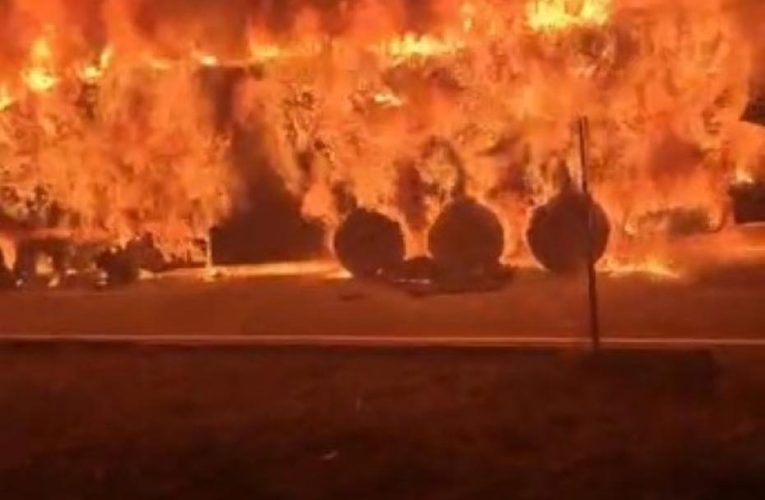 Kars’ta Seyir Halindeki Tırda Yangın Çıktı, Sürücü Kurtuldu