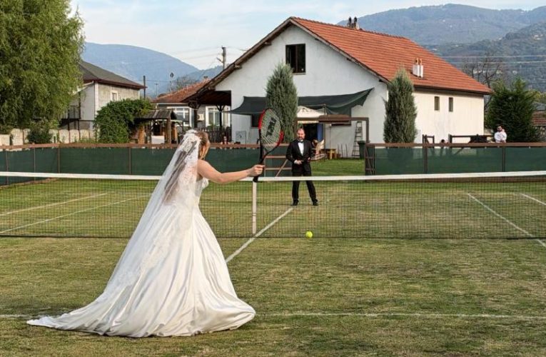 Aşkları tenis dersinde başladı. Köyde gelinlik ve damatlıkla korta çıktılar