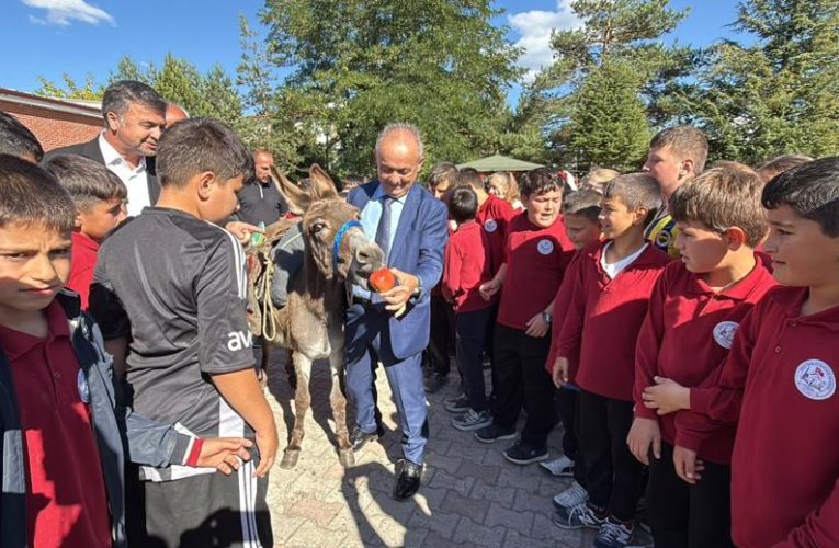 Ersin Bilge, Eşekle Türkiye’yi Geziyor ve Çocuklara Kitap Dağıtıyor