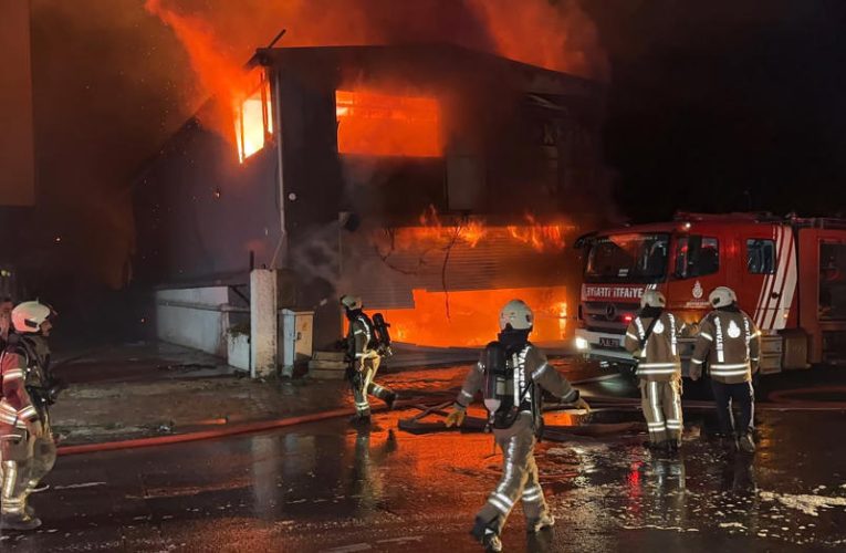 Esenyurt’ta Oto Lastikçi Dükkanında Yangın Çıktı