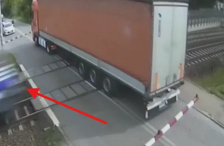 Polonya’da feci kaza: Yolcu treni TIR’ı paramparça etti!