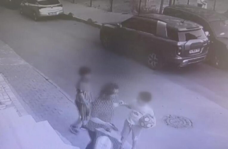 Silahlı kavgada sokakta oyun oynayan çocuk vuruldu