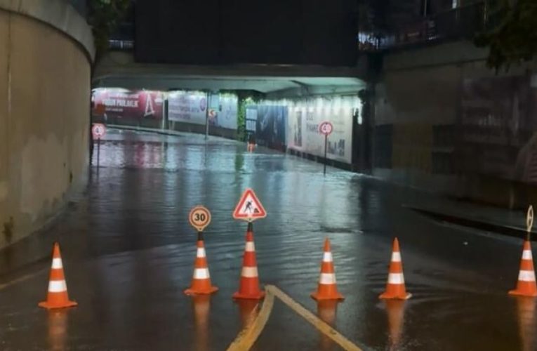 İstanbul’da Sağanak Yağış Alt Geçidi Su Bastı
