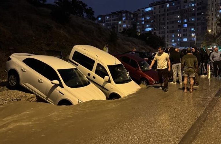 Keçiören’de Sağanak Sonrası Yol Çökmesi Yaşandı