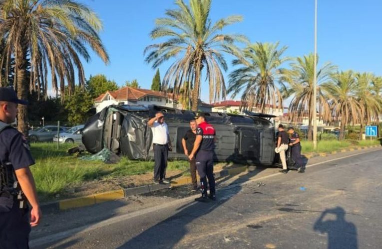 Antalya’da tur minibüsü ve 2 otomobil çarpıştı