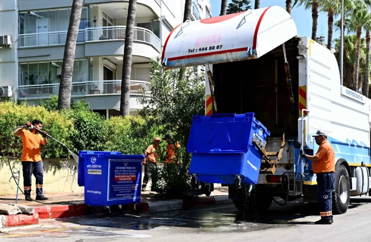 Antalya Muratpaşa’da konteynerler temizleniyor