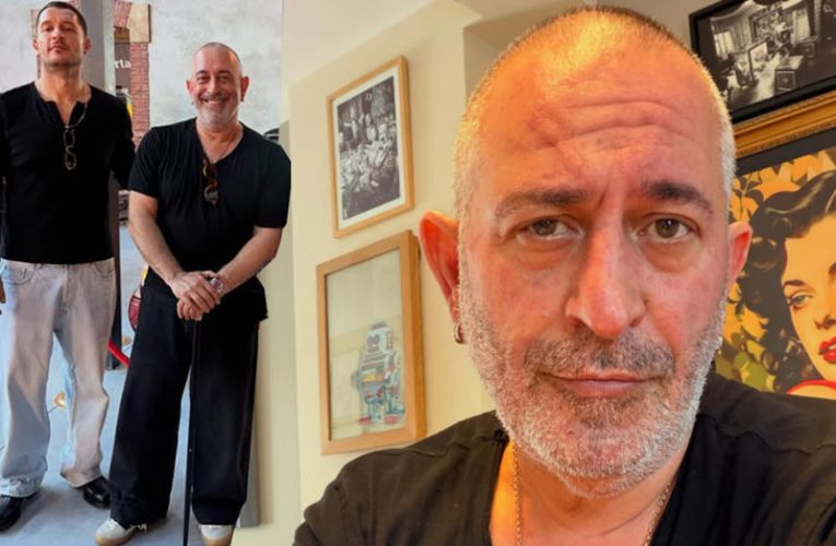 Kalp krizi geçiren Cem Yılmaz günler sonra etkinlikte. Bastonu dikkat çekti