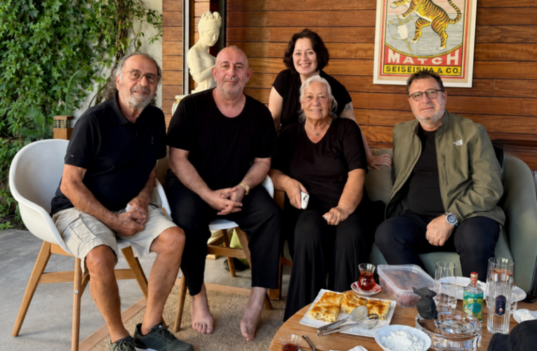 Taburcu olan Cem Yılmaz fotoğraf paylaştı. Masadaki su böreği dikkat çekti