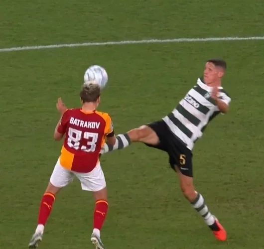 Cimbom öndeyken müsabakada olay pozisyon! Kırmızı kart beklentisine sarı kart çıktı!