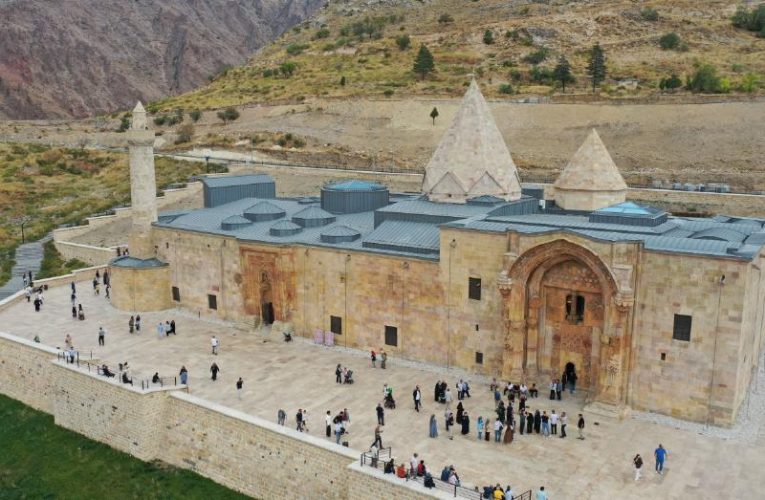 “Görmeden ölmeyin” deniyor. 798 yıllık tarihi yapı, taş işçiliğiyle dikkat çekiyor