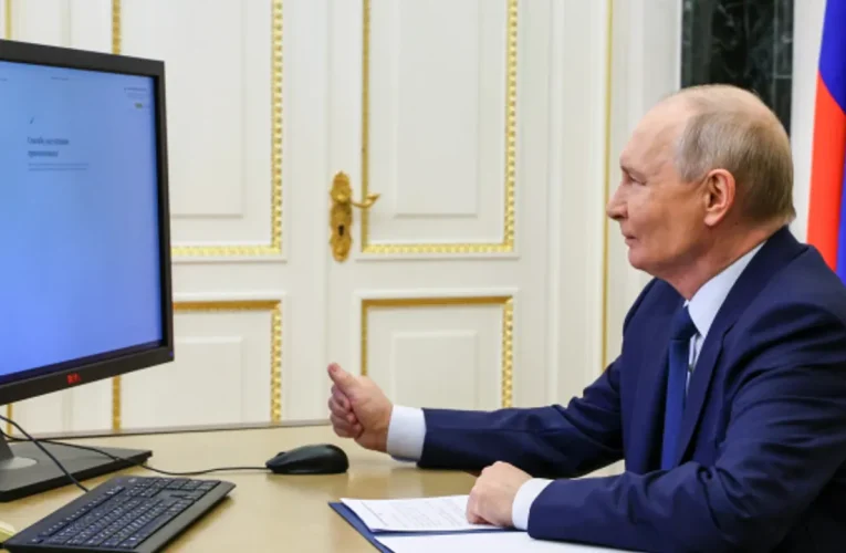 Kremlin’de Şaşırtan Görüntü: Putin’in Bilgisayarındaki Lisanssız Yazılım Dikkat Çekti