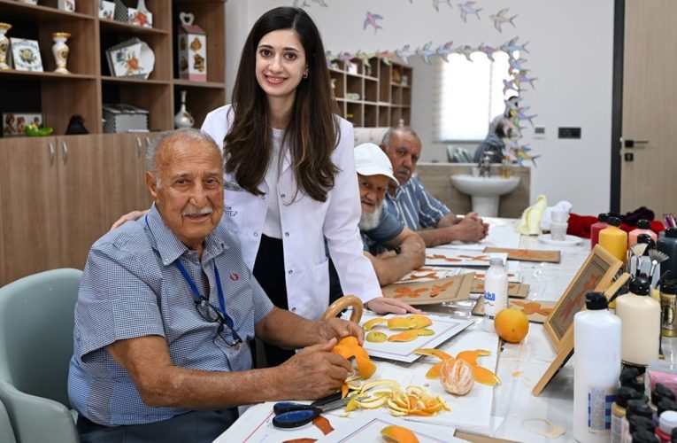 Alzheimer hastası ressam portakal kabuğundan tablo yapıyor