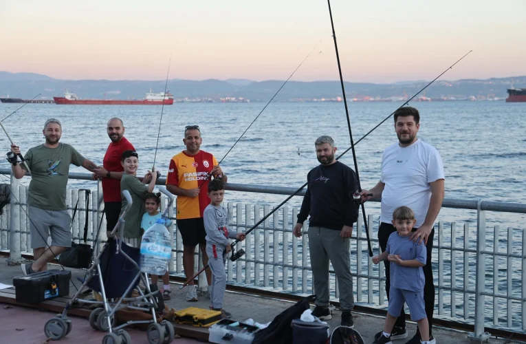 Gebze’de baba-çocuk balık tutma keyfi yaşadı