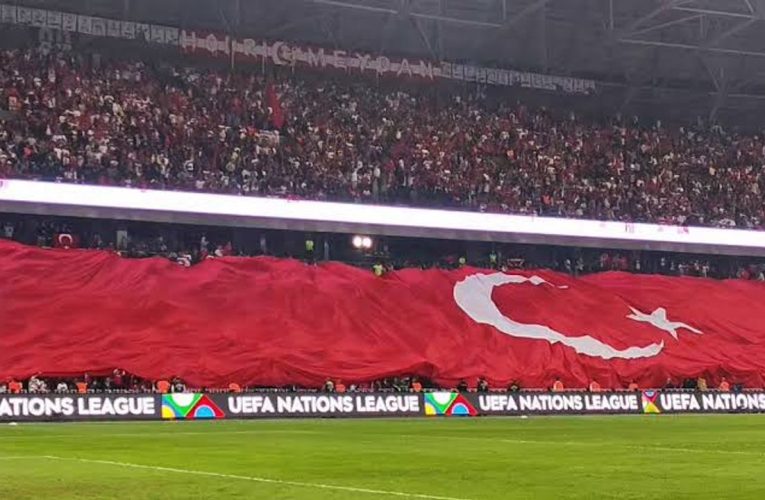 Kocaeli’de milli maç öncesi dev Türk bayrağı açıldı