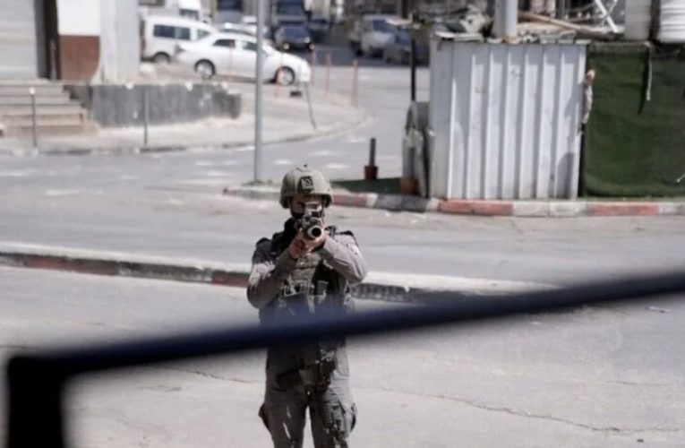 Katil İsrail, Suriye’nin güneyindeki bir köye baskın düzenledi
