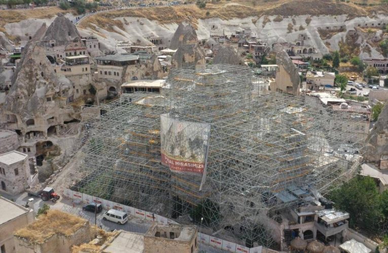Kapadokya’da riskli peribacaları için restorasyon çalışması