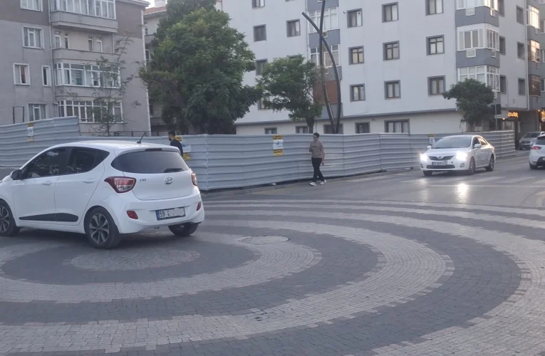 Keşan’da Hastane Caddesi’ndeki inşaat yaya güvenliğini tehdit ediyor