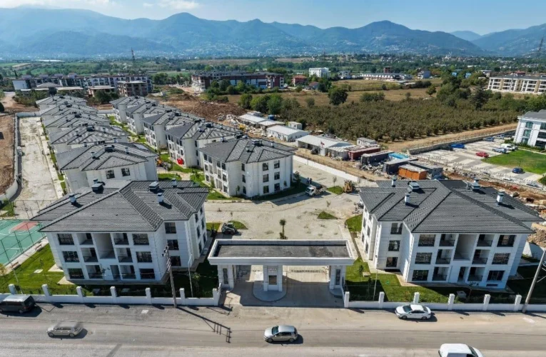 Kocaeli Büyükşehir 144 aileyi daha ev sahibi yaptı… Anahtarlar Başkan Büyükakın’dan