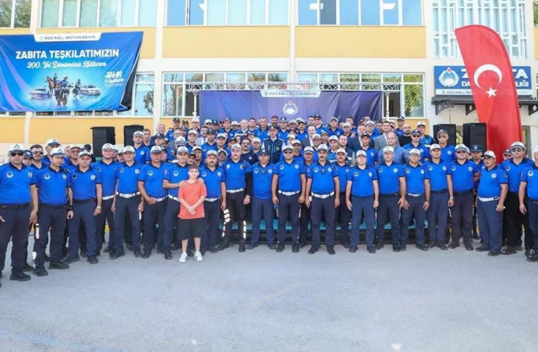 Kocaeli’de Başkan Büyükakın zabıta yeleğini giydi
