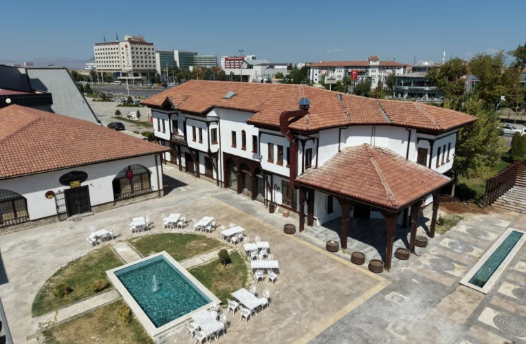 Malatya’da kerpiç evler “Bi’Mekan” olarak yeniden hayat buluyor