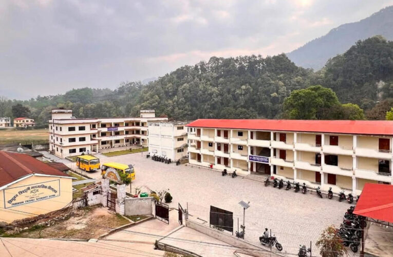 Nepal’deki sellerde yıkılan okulun müdürü, 900 öğrencisinin hayatını nasıl kurtardığını anlattı