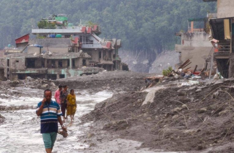 Nepal’deki seller en az 2,2 milyon ton enkaz bıraktı