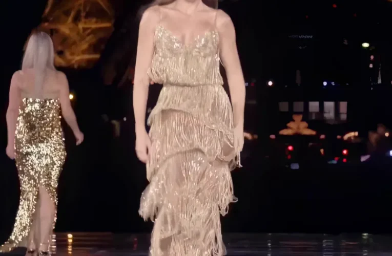 Serenay Sarıkaya, Paris’te Eyfel Kulesi Önünde Defilede Podyuma Çıktı
