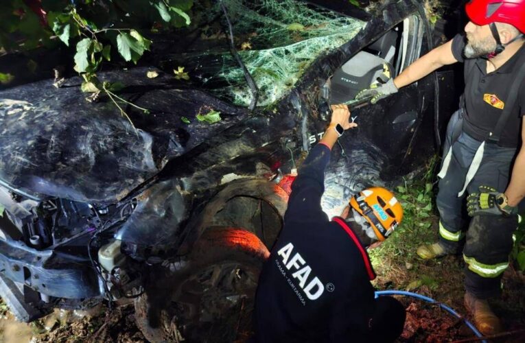 Rize’de otomobil devrildi: 2 ölü, 1 yaralı
