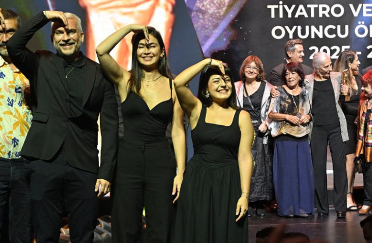 Sadri Alışık Tiyatro ve Sinema Oyuncu Ödülleri dağıtıldı. Ödül alan Turist Ömer selamı verdi