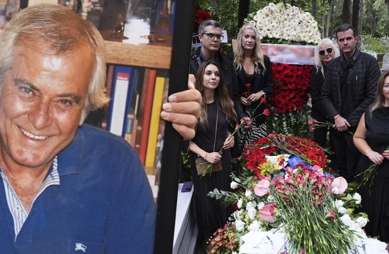 Tarık Akan mezarı başında anıldı. “Her gün aklımızda”