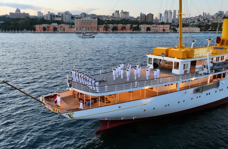 TCG Savarona Dolmabahçe açıklarında demirledi