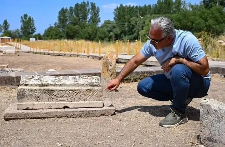 Gevaş’ta yüzyıllar sonra ortaya çıktı: Çevgan motifli çocuk mezarı!