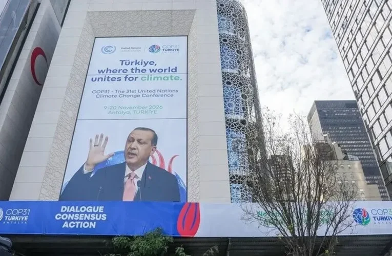 Cumhurbaşkanı Erdoğan’ın COP31 Tanıtım Afişleri New York’ta Sergileniyor