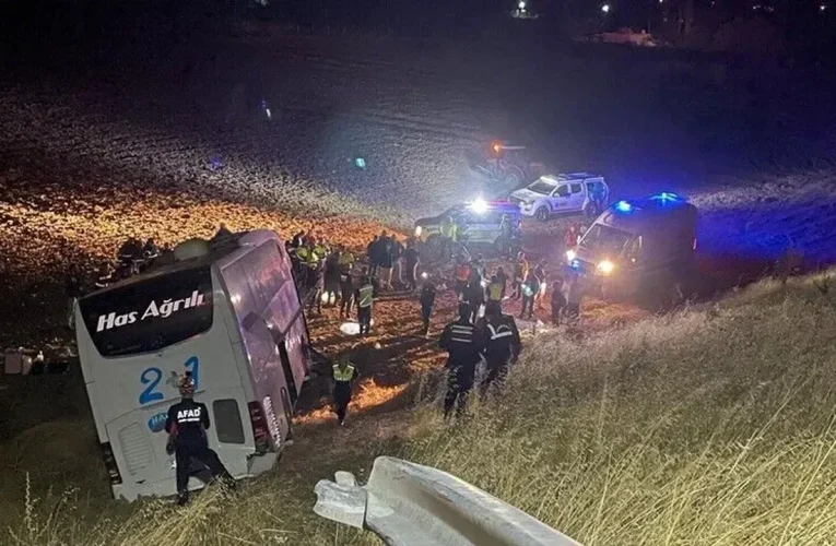 İstanbul’dan Ağrı’ya Giden Otobüs Tarlaya Uçtu: 24 Yaralı