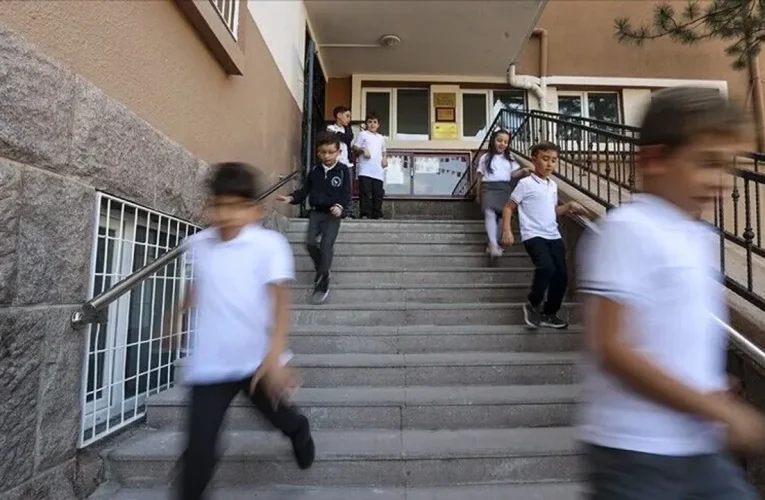 Okula gidecekler dikkat: İstanbul’da okul saatleri değişti!