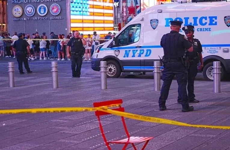 ABD’deki Times Meydanı’nda 2 kişiyi bıçaklayan kadın saldırgan polislerce öldürüldü