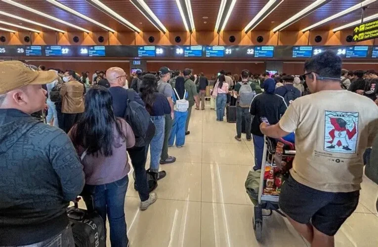 Endonezya’daki yanardağ patlaması sonrası 1500’den fazla uçuş iptal edildi! 170 binden fazla yolcu mahsur kaldı..
