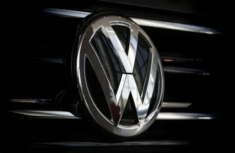 Volkswagen’de Kriz Derinleşiyor: Finansal Hedefler Aşağı Çekildi