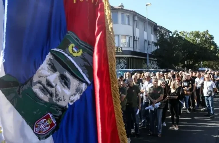 Mladic’in cenaze töreninde tepki çeken görüntüler: BM harekete geçti