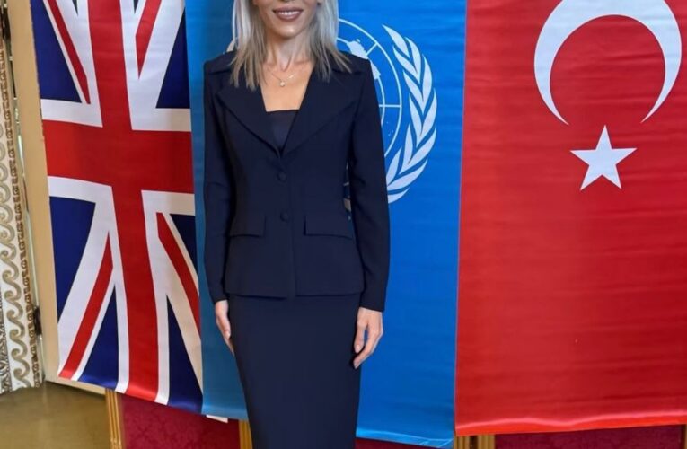 Londra’daki Küresel Dünya Barış Zirvesi’ni Türk dil bilim kadını Derya Şahin sundu
