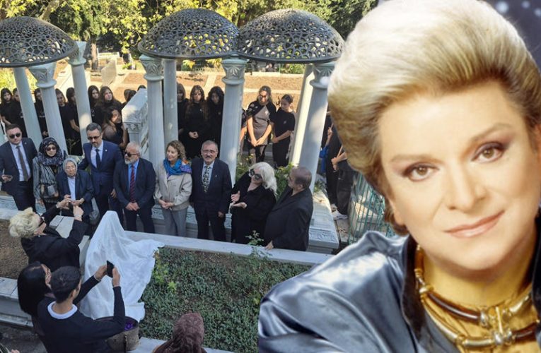 Zeki Müren’siz geçen 30 sene. Sanat Güneşi kabri başında anıldı